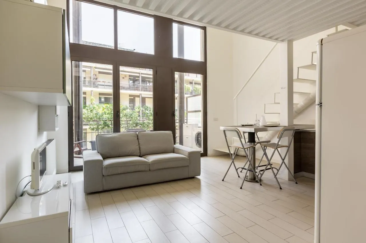 Ferienwohnung Elegant Loft With Balcony! Mailand