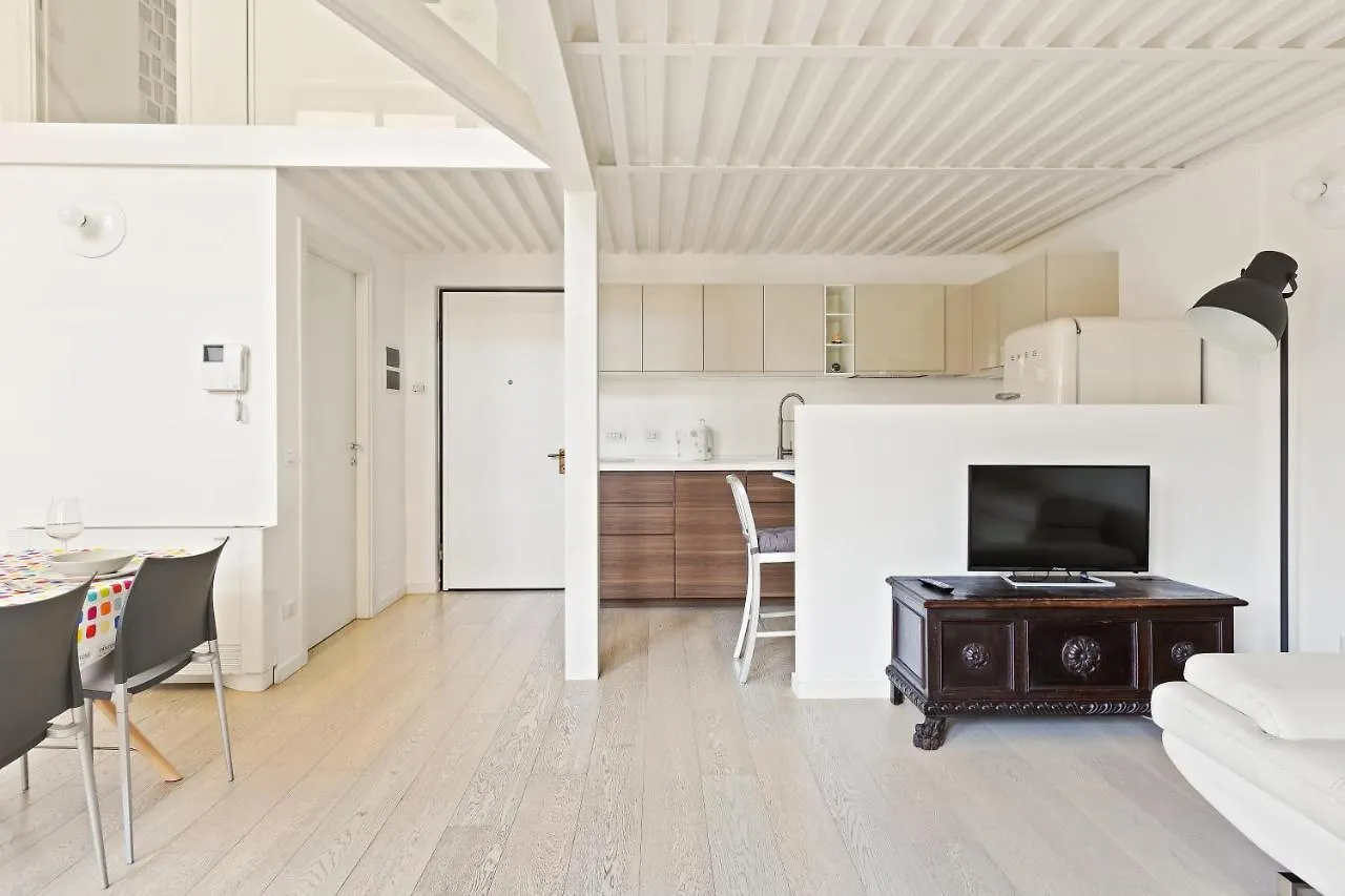 Apartment Ferienwohnung Elegant Loft With Balcony! Mailand
